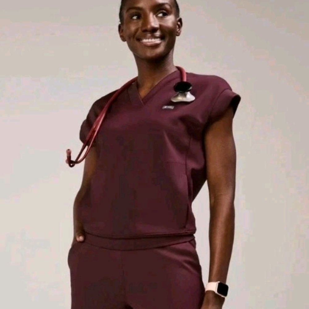 FIGS Mira V-Neck Banded Scrub Top Burgundy Relaxed Fit Women's Size M NWT
